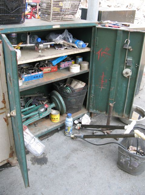 Dons de pices et outils pour Cuba... - Un atelier de rparation de vlos dans une rue de Beijing (Pkin) en Chine