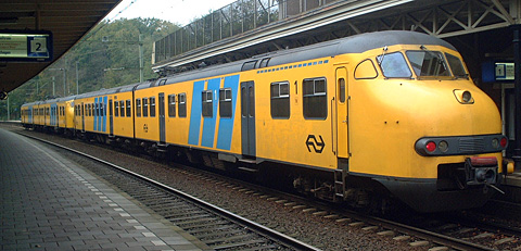 Ne pas confondre LE petit train jaune et un train jaune... (Celui-ci est Hollandais) | Rdv : Le petit train jaune - 28/07 - biKING66.com